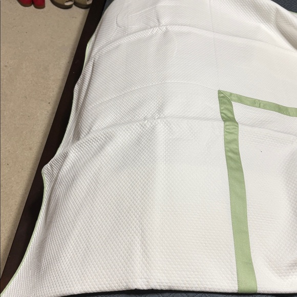 Look linen Co. Twin white textured 100% cotton Coverlet with green trim. NWOT - Picture 4 of 4